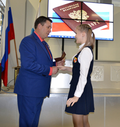 Александр Янклович принял участие в церемонии вручения паспортов саратовским подросткам